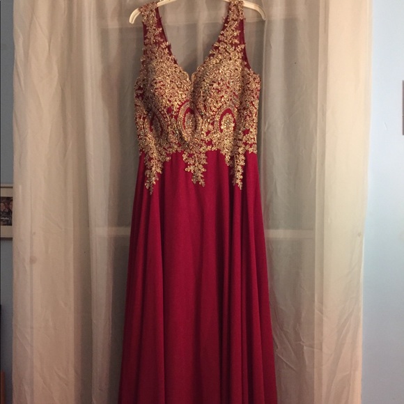 Beautiful Red Prom Dress - Picture 1 of 4